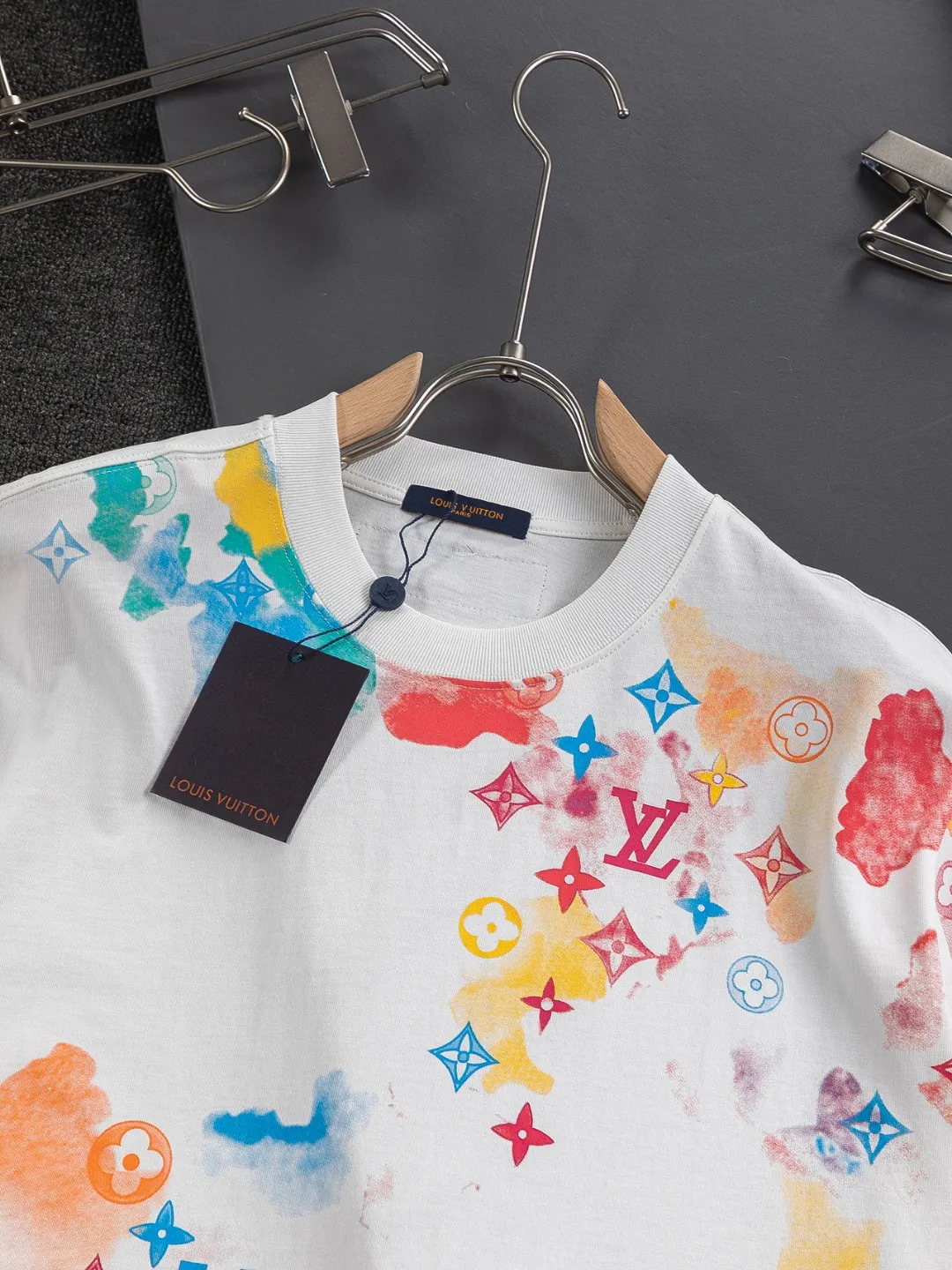 🅿️210 Louis Vuitton Louis Vuitton LV 1V Lujia slightly wide version S-XL LV 25ss new products are available at the counter simultaneously. Colorful letters all over the graffiti print. Round neck short-sleeved T-shirt, same style for men and women! Synchronized with the official website, pure cotton fabrics at the counter! It is close to the skin and comfortable, durable and easy to wear. It has a classic and simple logo design and meticulous original craftsmanship. Short-sleeves, a must-have item for men, do not appear to be the same for the general public, but must be unique and eye-catching. This LV short-sleeve is all about quality, comfort, the same shape and fashion as always, including fabrics and cutting techniques. All of them have been made with great effort! 320 grams of washed pure cotton fabric, pure cotton is breathable, very refreshing and comfortable for daily wear. The rib knitting on the neckline is smooth and tight, and the neckline will not be skewed if you toss it at will. The loose version, you will find that it looks really good on the upper body. The overall is minimalist and neat, super versatile for daily use! Pair it casually with a pair of pants for a youthful look. A T-shirt will make your outfit crazy. It is a fashionable item that can never go wrong! Color: Black White Size: S-XL Size chart: S: Shoulder width 50-Bust 54-Length 70 M: Shoulder width 52-Bust 56.5-Length 72 L: Shoulder width 54-Bust 59-Length 74 XL: Shoulder width 56-Bust 61.5-Length 76